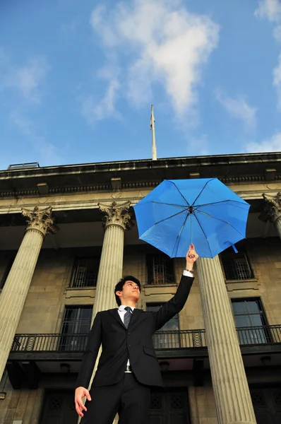Bir şemsiye ile Asya adam kavramsal pic — Stok fotoğraf
