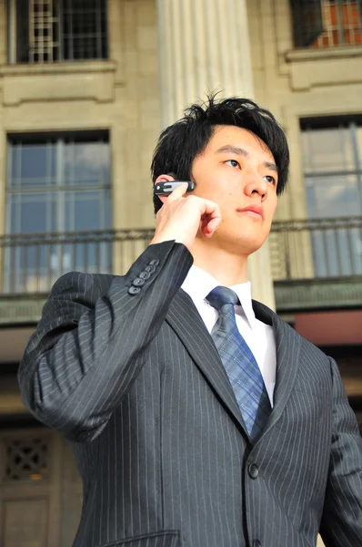 Asiatico cinese uomo con la sua telecomunicazione dispositivi — Foto Stock