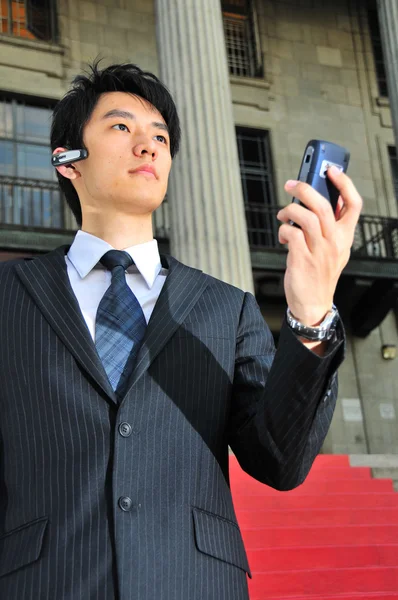 Asiático chino hombre con su telecomunicación dispositivos — Foto de Stock