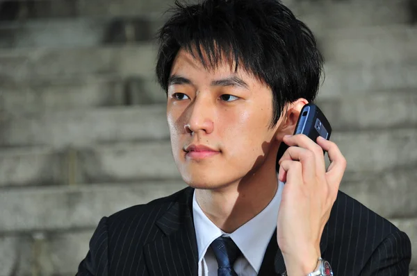 Asiático chino hombre con su telecomunicación dispositivos — Foto de Stock