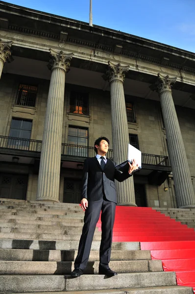 Asiatische chinesische Führungskraft mit Laptop und anderen mobilen Geräten — Stockfoto