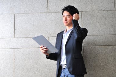 Asyalı genç adam bazı konularda karar verme