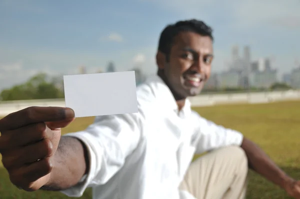 Ινδική άνθρωπος κρατά ψηλά μια κενή κάρτα με υπερηφάνεια — Φωτογραφία Αρχείου