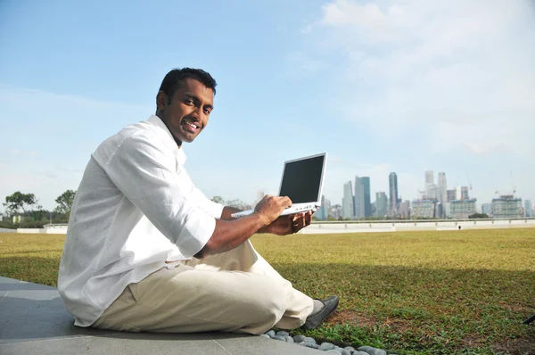 Kostým Indián tvrdě pracuje na jeho laptopu — Stock fotografie