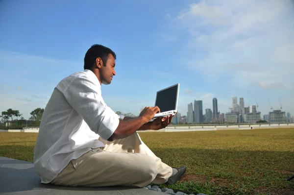 Индиец усердно работает над своим ноутбуком — стоковое фото
