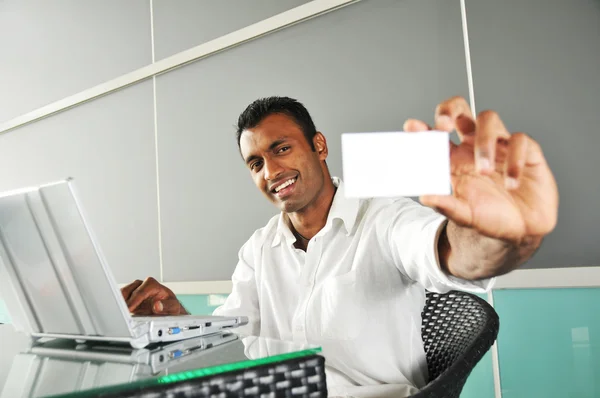 Hombre indio sosteniendo una tarjeta con su nombre — Foto de Stock