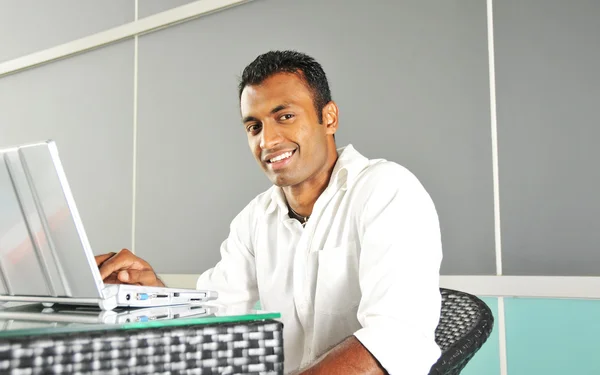 印度男子带着微笑对相机的笔记本电脑 — 图库照片