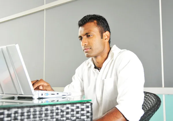 Indiano pessoa de TI gerenciando laptop e informações de dados — Fotografia de Stock