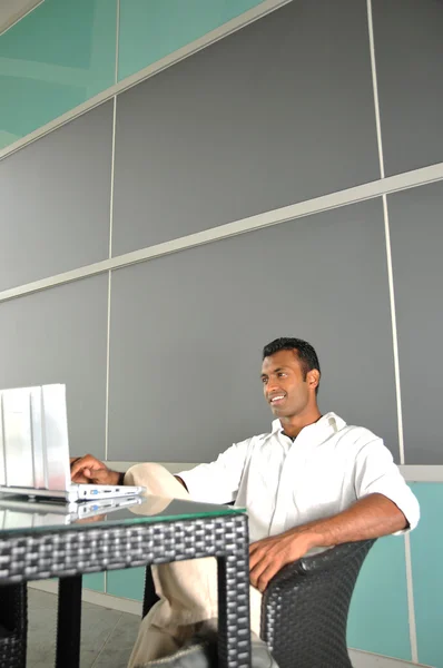 Persona india de TI gestión de ordenador portátil e información de datos — Foto de Stock