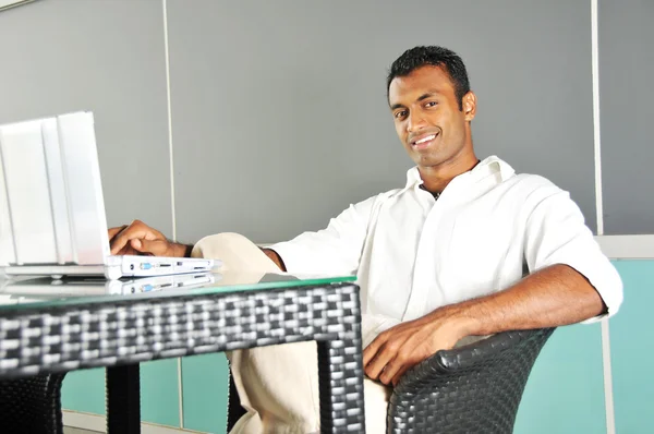 Indický to osoba spravující laptop a datových informací — Stock fotografie