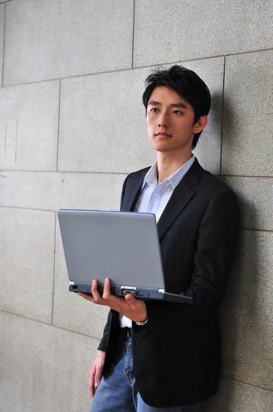 Asyalı profesyonel bir dizüstü bilgisayar ile — Stok fotoğraf