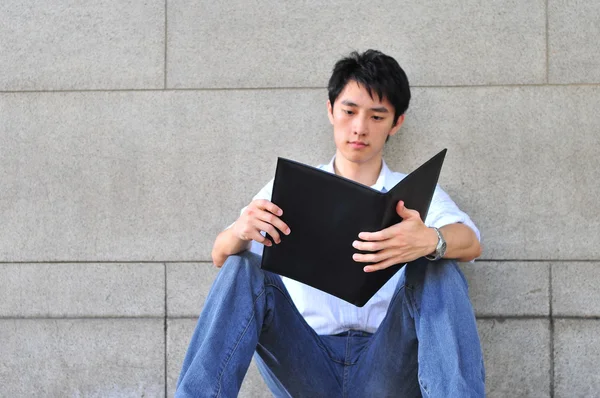 Asiatico cinese college ragazzo thinking o working su ricerca — Foto Stock