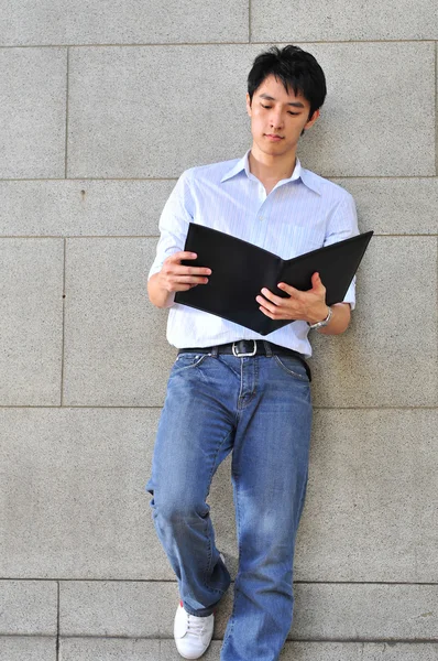 Asiático chinês faculdade menino pensando ou trabalhando em pesquisa — Fotografia de Stock