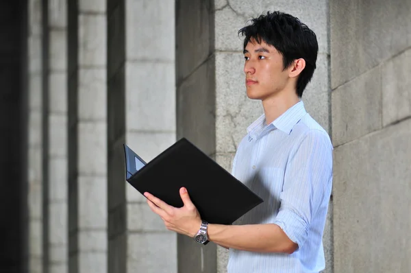 Asiático chinês faculdade menino pensando ou trabalhando em pesquisa — Fotografia de Stock