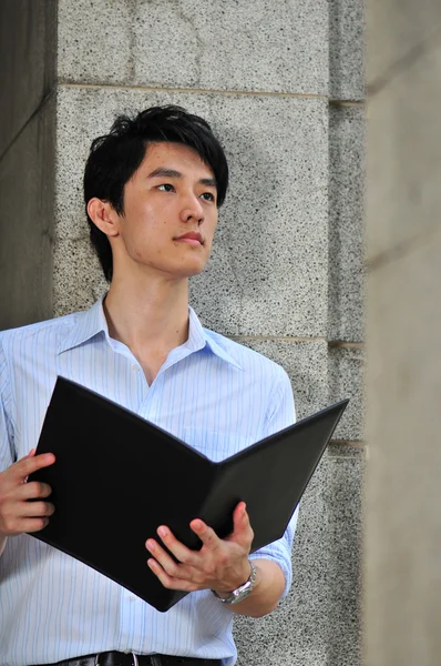 Asiatische chinesische College-Junge denken oder arbeiten an der Forschung — Stockfoto