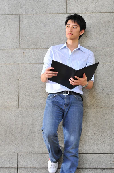 Ázsiai fiatal férfi úgy döntött, bizonyos kérdésekben — Stock Fotó
