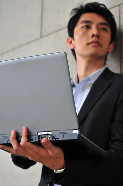 Студент-азиат с ноутбуком с энтузиазмом — стоковое фото