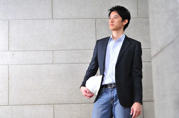 Ázsiai fiatal mérnök egy kemény kalap — Stock Fotó