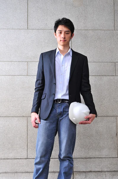 Ασιατικές νεαρός μηχανικός με ένα καπέλο — Φωτογραφία Αρχείου
