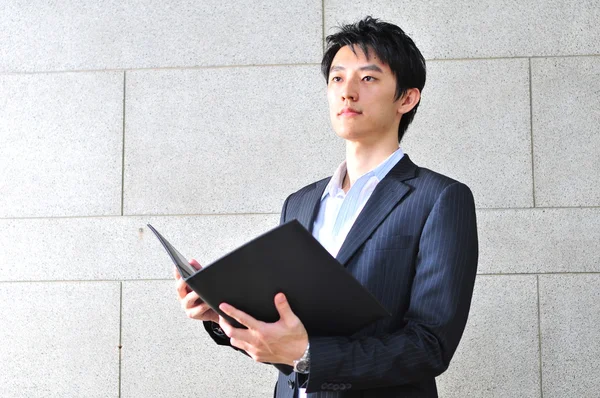 Asiatiska student med en fil letar du entusiastisk — Stockfoto