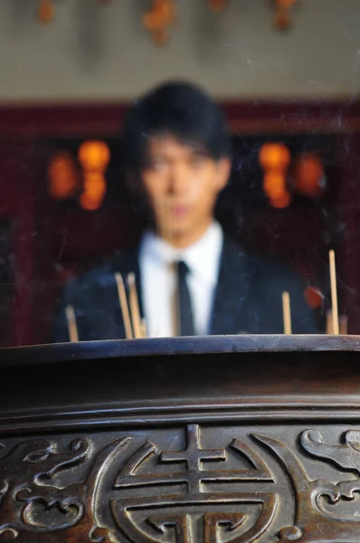 Azjatycki chiński człowiek w różnych pozach modląc się — Zdjęcie stockowe