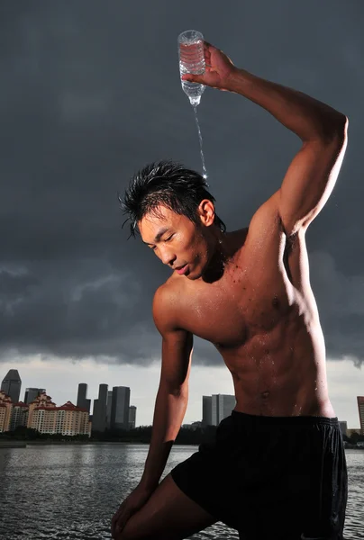 Sportsman drenching magát vízzel, edzés után — Stock Fotó