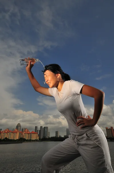 Asiatische chinesische Frau Gefühl erschöpft nach Übung — Stockfoto