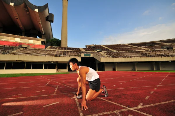 Asiatisk kinesisk man förbereda sin kör på stadion — Stockfoto