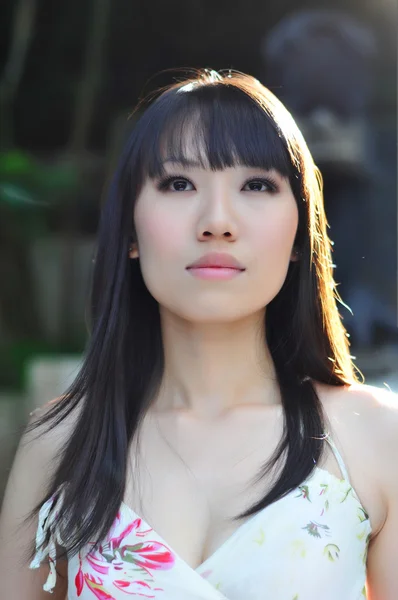Aziatische Chinees meisje in lang flowy jurk — Stockfoto