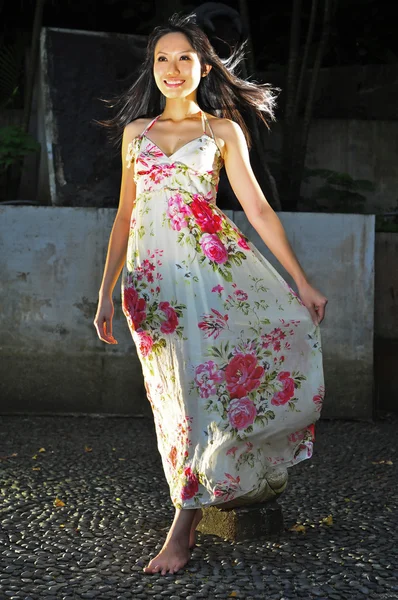 Asiatisk kinesisk flicka i långa flowy klänning — Stockfoto