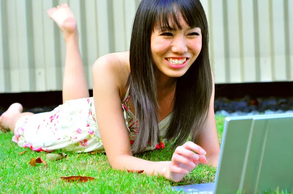 Asiatisk kinesisk Dam med hennes laptop utomhus — Stockfoto