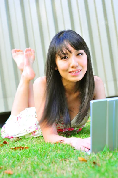 Азіатський китайський дама з її ноутбук на відкритому повітрі — стокове фото