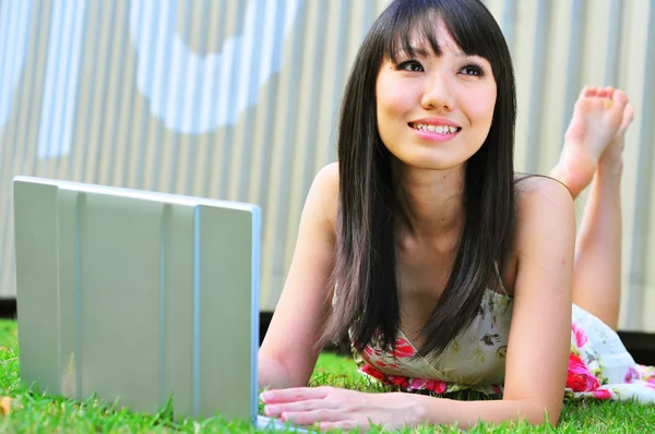 Asyalı Çinli Bayan ile onun laptop açık havada — Stok fotoğraf