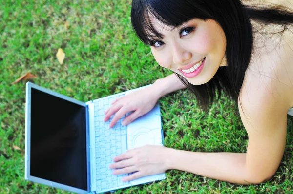 Азиатская китаянка с ноутбуком на улице — стоковое фото