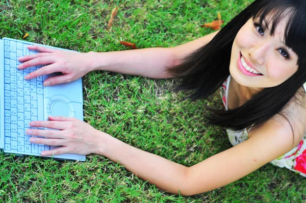 Asiatisk kinesisk Dam med hennes laptop utomhus — Stockfoto