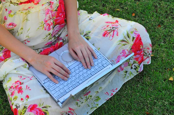 Asiática chinesa senhora com seu laptop ao ar livre — Fotografia de Stock