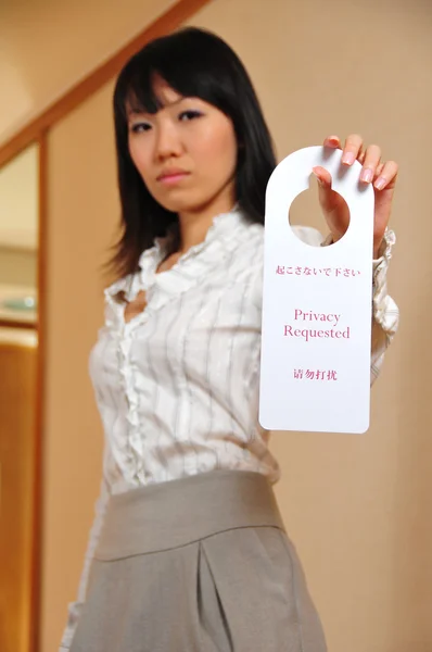 Aziatische vrouw bedrijf in hotel AV — Stockfoto