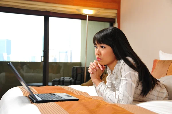 Bella signora ufficio cinese che lavora nella sua camera d'albergo — Foto Stock