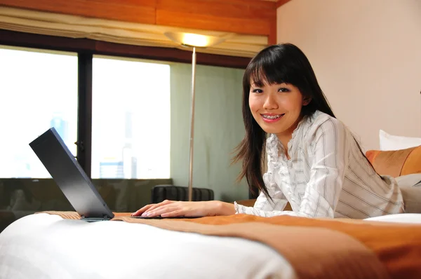 Hermosa señora de oficina china trabajando en su habitación de hotel — Foto de Stock
