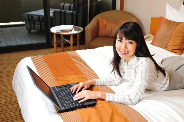 Bela senhora do escritório chinês trabalhando em seu quarto de hotel — Fotografia de Stock