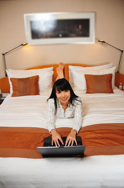 Hermosa señora de oficina china trabajando en su habitación de hotel —  Fotos de Stock