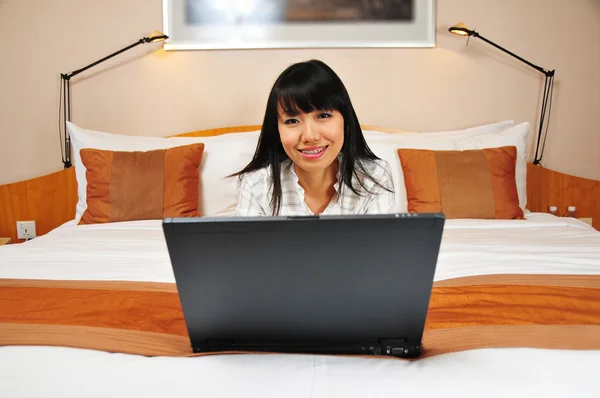 Prachtige chinese office lady werken in haar hotelkamer — Stockfoto