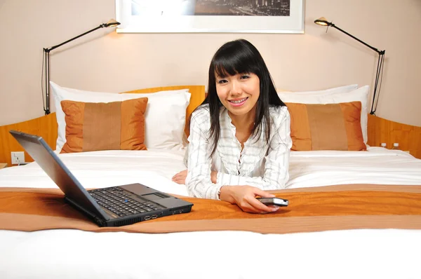 Prachtige chinese office lady werken in haar hotelkamer — Stockfoto