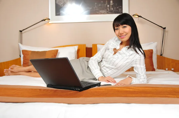 Vackra kinesiska office lady arbetar i hennes hotellrum — Stockfoto
