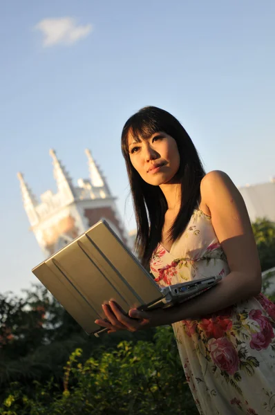 Asiatisk kinesisk flicka med laptop i utomhus kvällssolen — Stockfoto