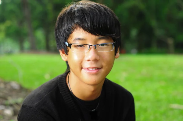 Asiatisk kinesisk pojke utomhus — Stockfoto