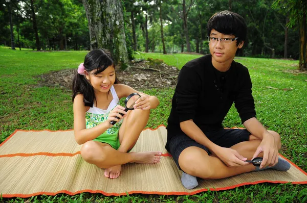 Två syskon utomhus har picknick — Stockfoto