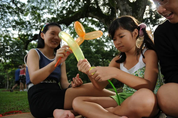 3 niños divirtiéndose durante el picnic —  Fotos de Stock