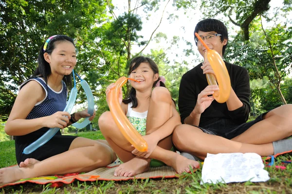 3 ребенка развлекаются во время пикника — стоковое фото