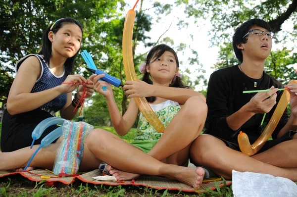 3 niños divirtiéndose durante el picnic — Foto de Stock